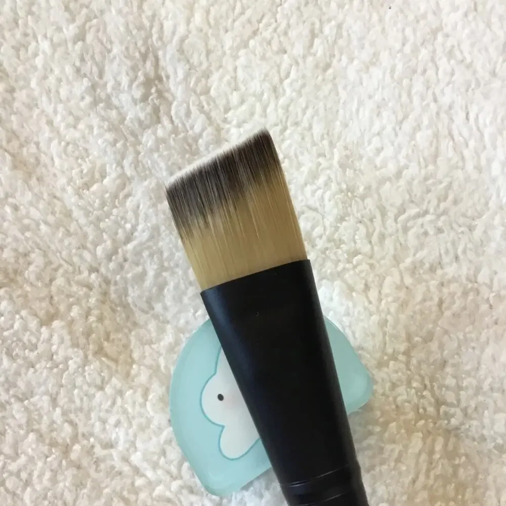 Le Métier de Beauté Flat Angled Foundation Brush